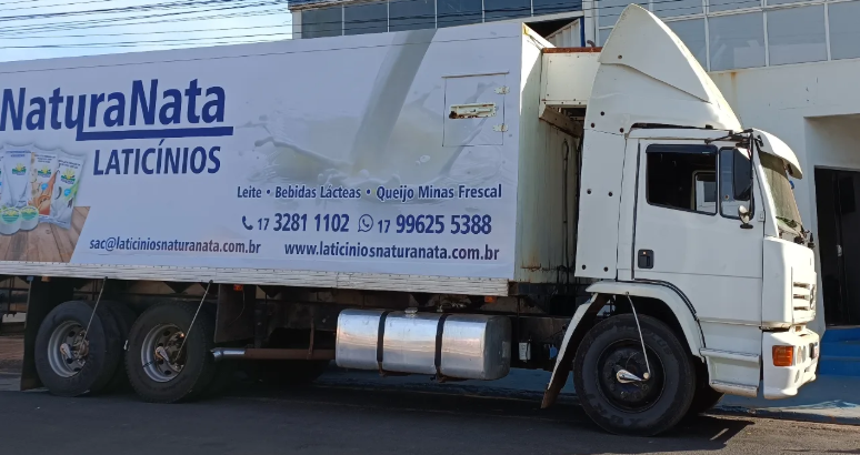 Caminhão de distribuição NaturaNata Laticínios