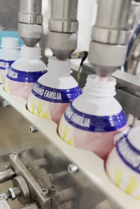 Linha de produção NaturaNata envasando bebidas lácteas