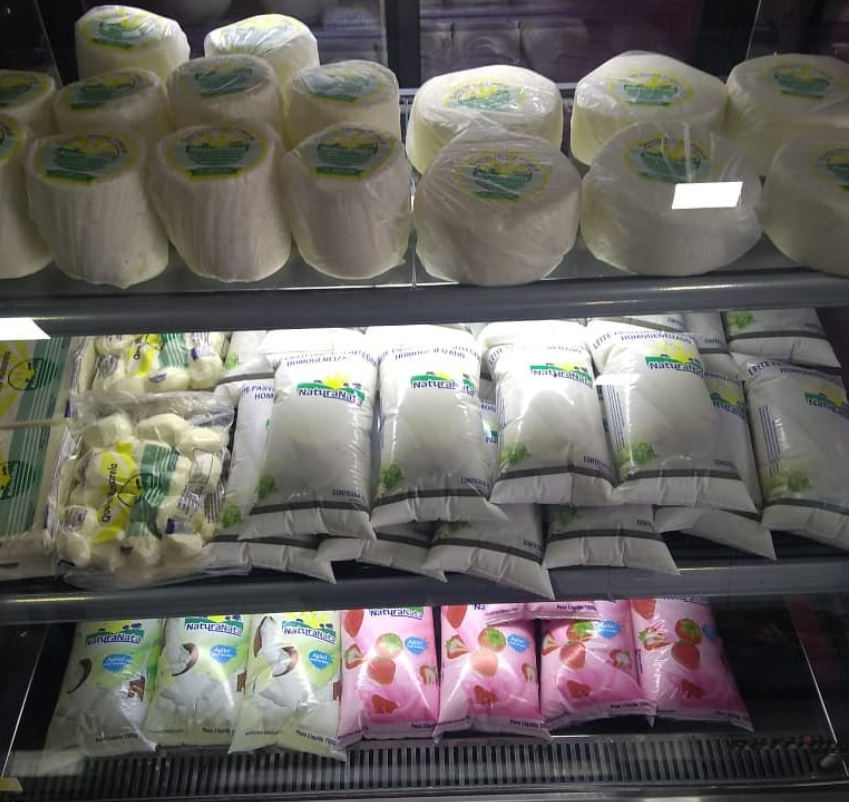 Vitrine da loja NaturaNata com queijos e leites